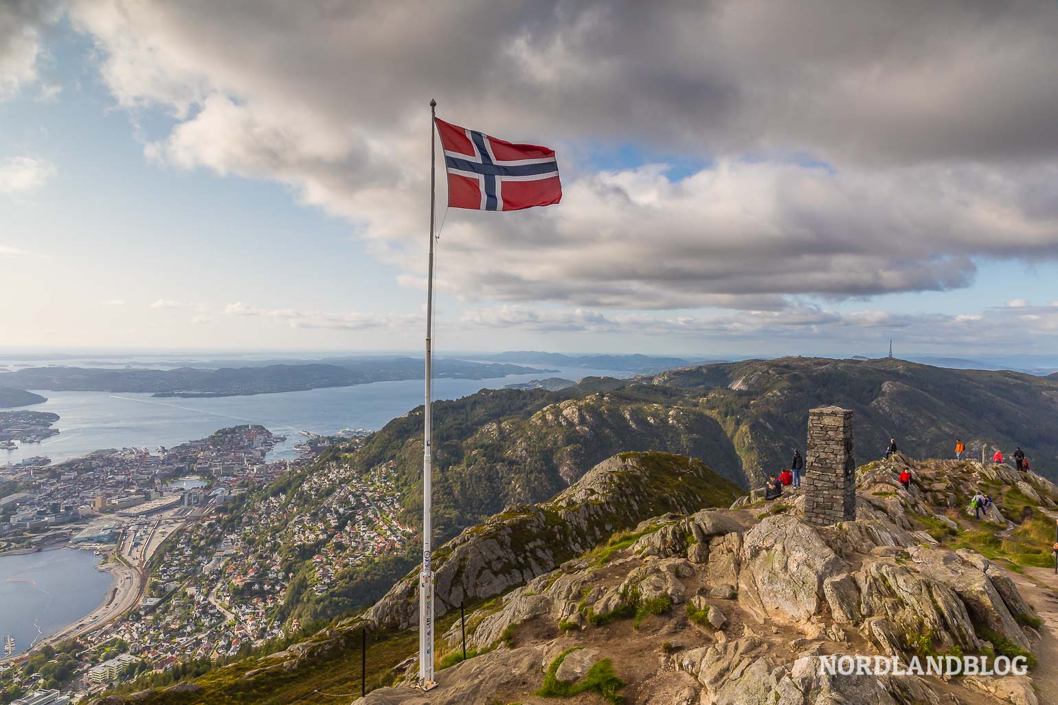 Blick vom Gipfel des Ulriken hinüber zum "kleinen Bruder" Fløyen - Highlights in Bergen