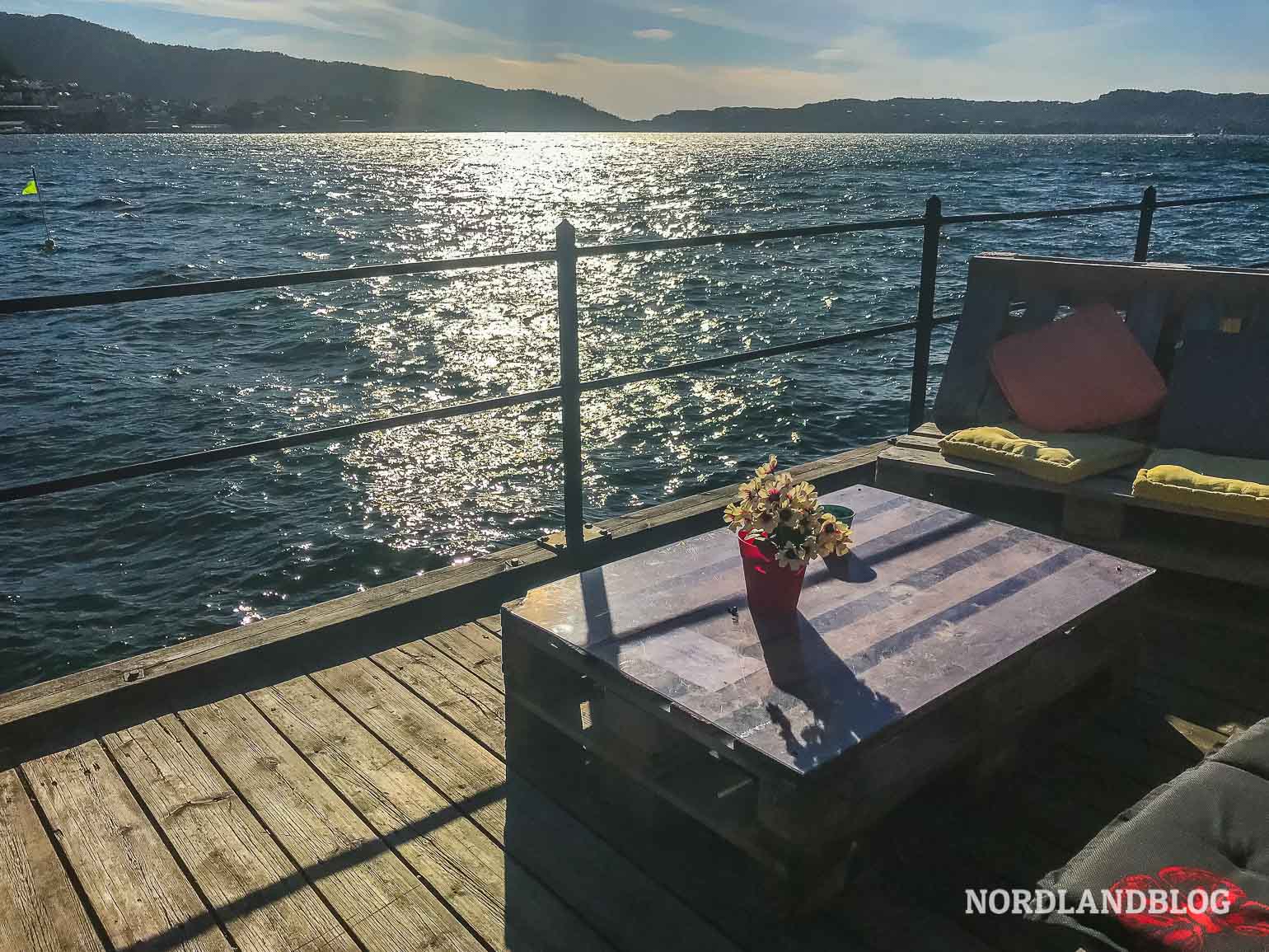 Blick von der Terrasse neben der alten Sardinen-Konserven-Fabrik über das Meer