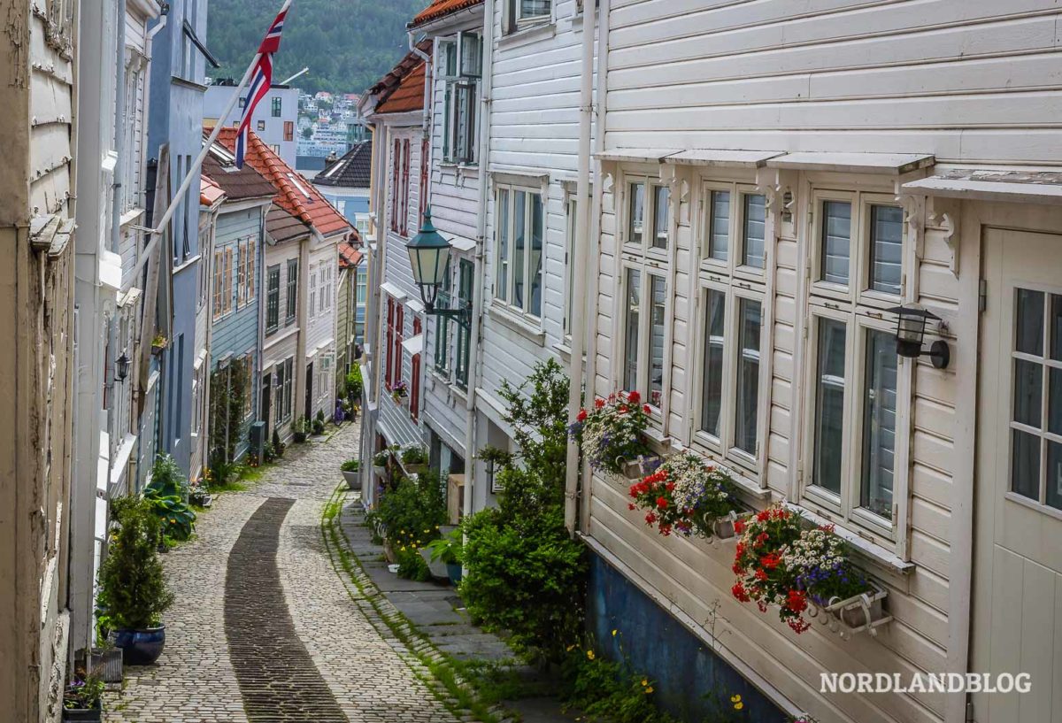22 Highlights und Insider-Tipps für deinen Trip nach Bergen (Norwegen) 22 Highlights und Insider-Tipps für deinen Trip nach Bergen (Norwegen) - Westküste, Stadt, Sehenswürdigkeiten, Bergen - norwegen-reisetipps - Für deinen erlebnisreichen Trip nach Bergen (Norwegen) haben wir dir einige bekannte Highlights aber auch echte Insidertipps zusammengestellt.