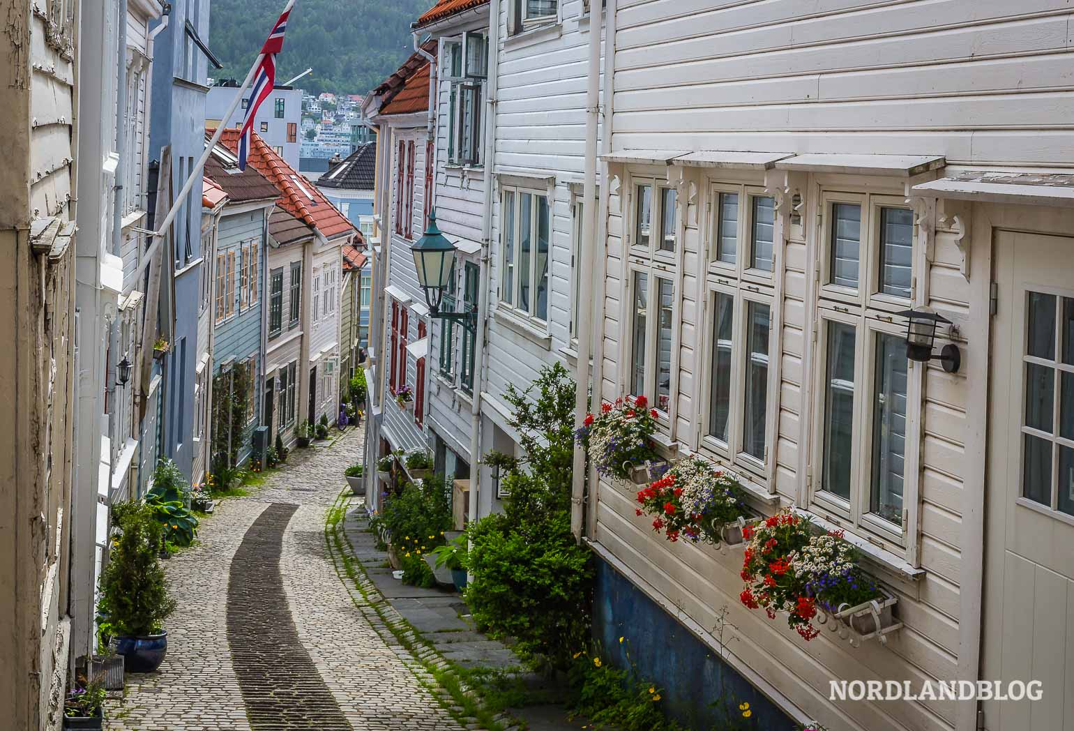 Eine der typischen Altstadt-Gassen in Bergen (Norwegen)