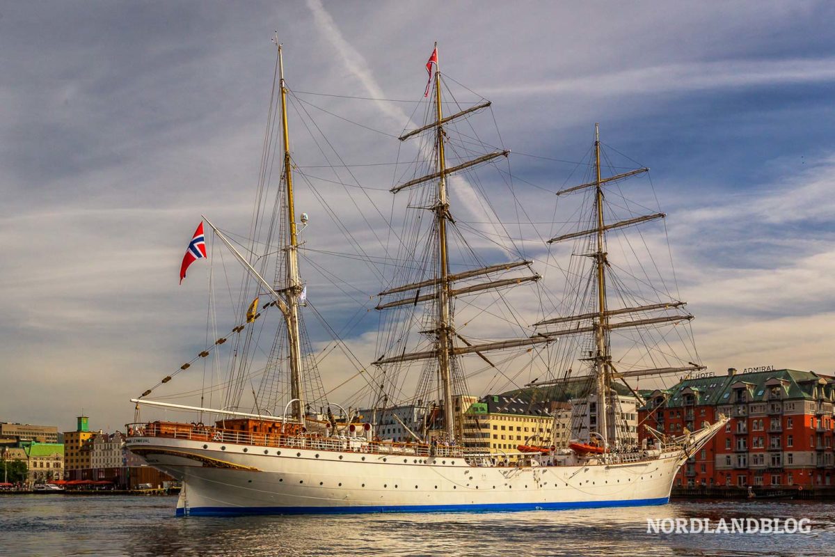 22 Highlights und Insider-Tipps für deinen Trip nach Bergen (Norwegen) 22 Highlights und Insider-Tipps für deinen Trip nach Bergen (Norwegen) - Westküste, Stadt, Sehenswürdigkeiten, Bergen - norwegen-reisetipps - Für deinen erlebnisreichen Trip nach Bergen (Norwegen) haben wir dir einige bekannte Highlights aber auch echte Insidertipps zusammengestellt.