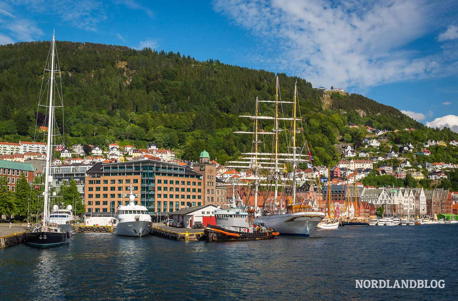 Im Hafen der Stadt beginnen viele Bootstouren und Ausflüge in die nähere Umgebung von Bergen - Highlights in Bergen