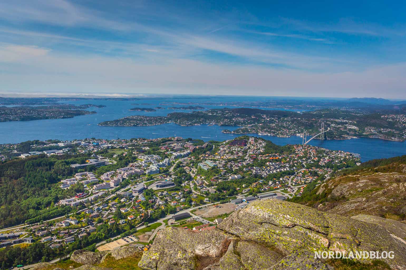Blick vom Lyderhorn über die Inseln und die Küste vor Bergen - Highlights in Bergen
