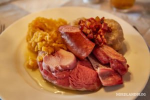 Jeden Donnerstag in Bergen angesagt: Raspeballer mit Fleisch