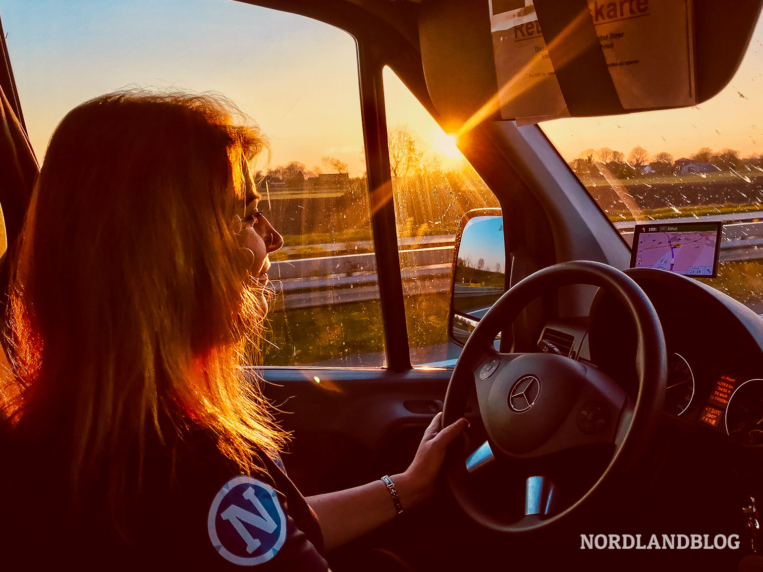 Conny auf der Autobahn in Dänemark am Steuer von unserem Kastenwagen