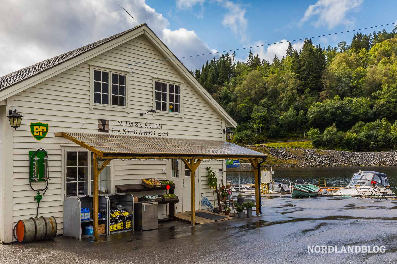 Mjösvagen Landhandleri in der Umgebung von Bergen (Norwegen) bei Hosanger