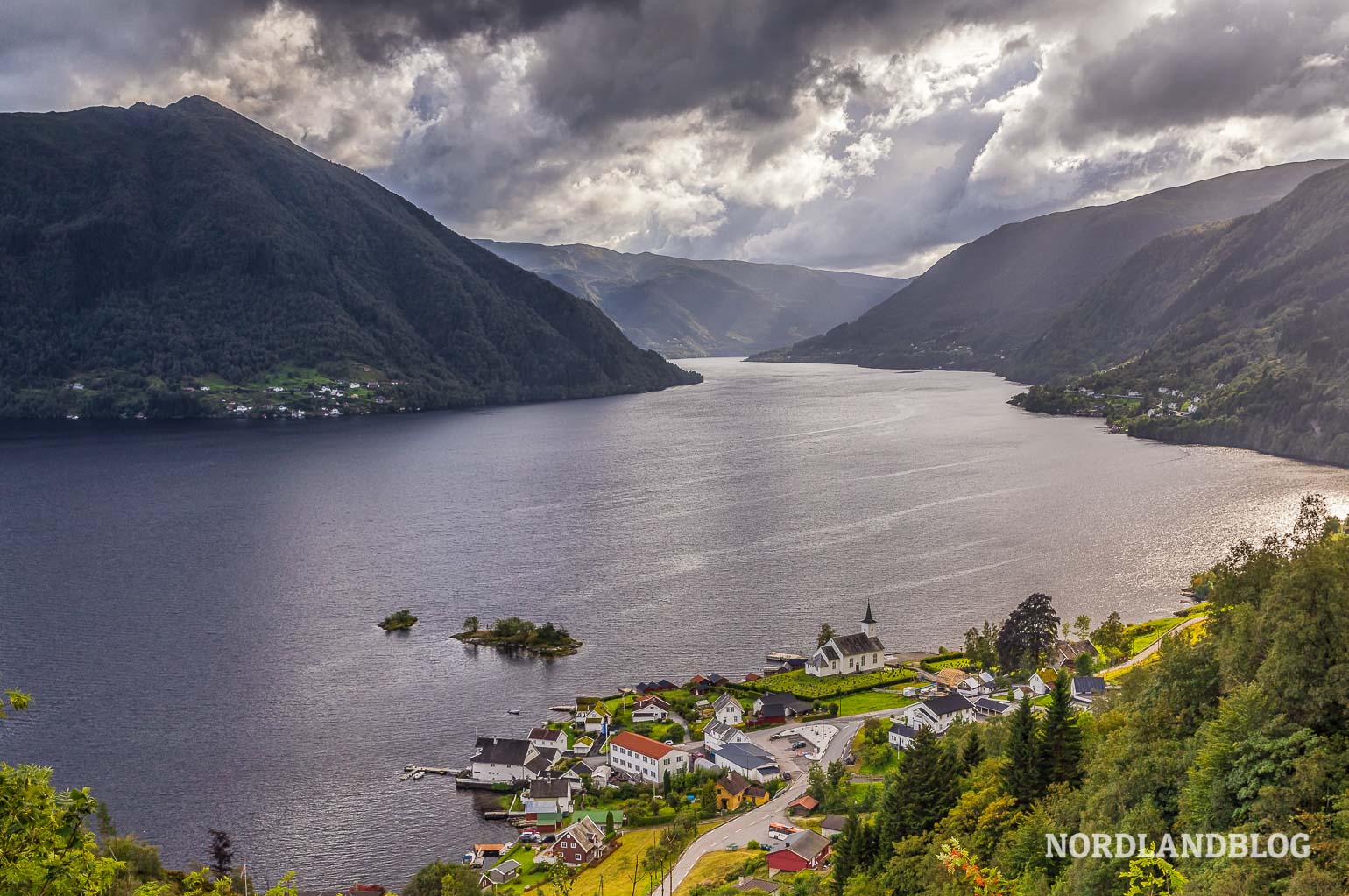 Blick auf das romantische Dörfchen Bruvik auf der Insel Osterøy in der Umgebung von Bergen