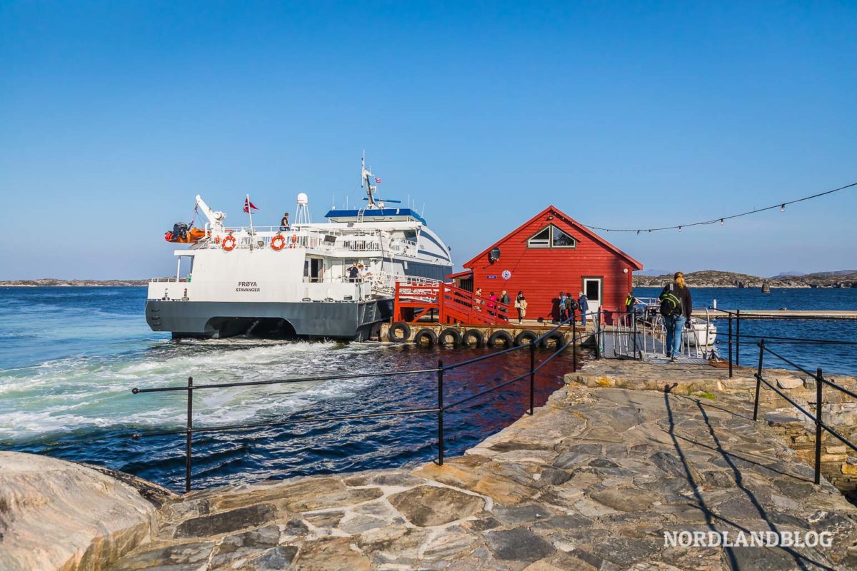 Das Schnellboot von Bergen in Richtung Sognefjord legt in Skjerjehamn an