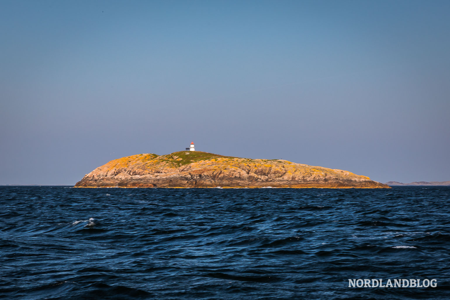 Eine der unzähligen Inseln und Leuchttürme vor der norwegischen Küste nördlich von Bergen