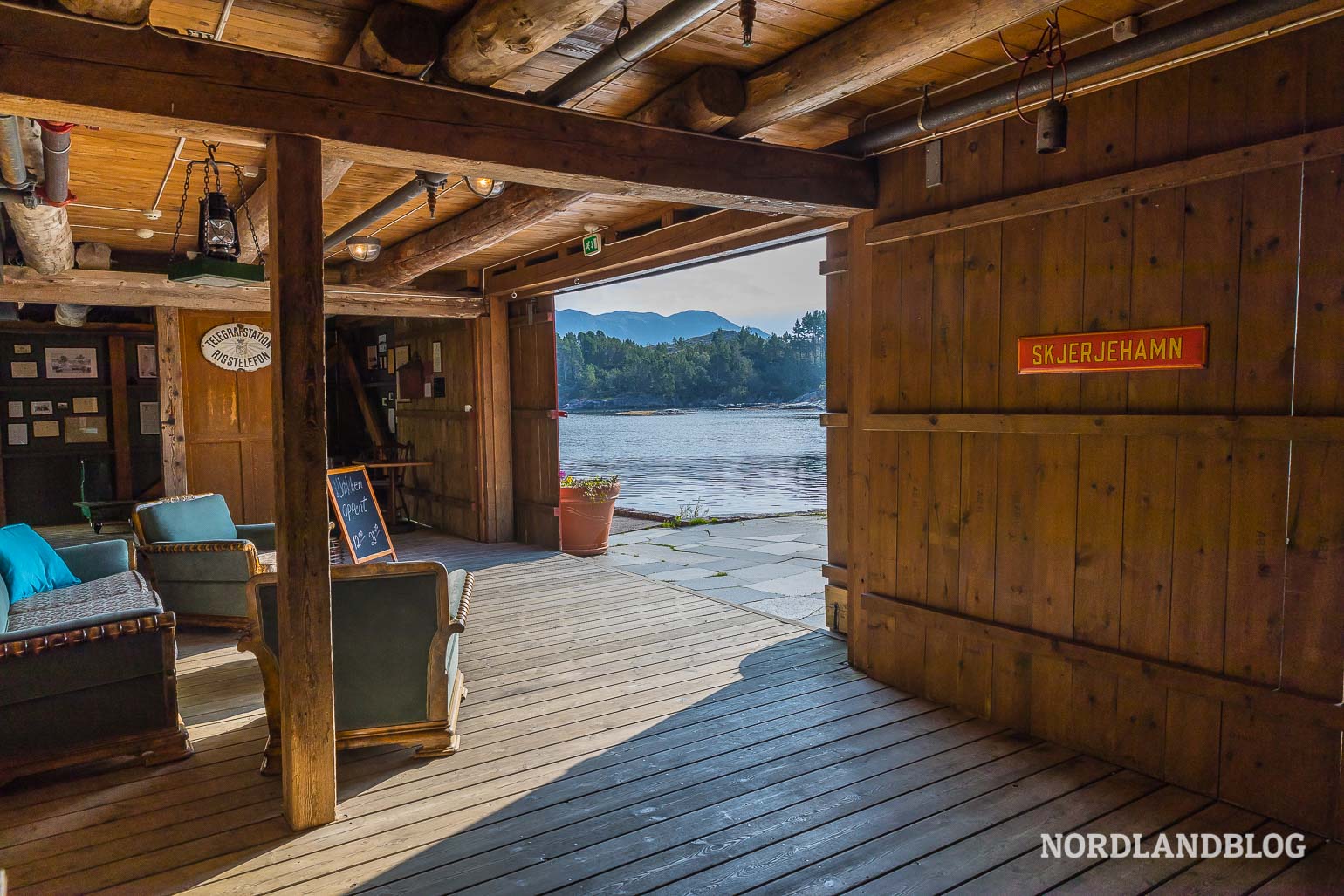 Blick aus dem Vorraum des Restaurants auf die Gewässer um Skjerjehamn