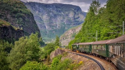 Titelbild Ratgeber Norwegen mit Bahn, Zug, Schiff und Flieger entdecken (Tool - Nordlandblog)
