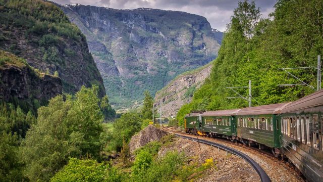 Titelbild Ratgeber Norwegen mit Bahn, Zug, Schiff und Flieger entdecken (Tool - Nordlandblog)