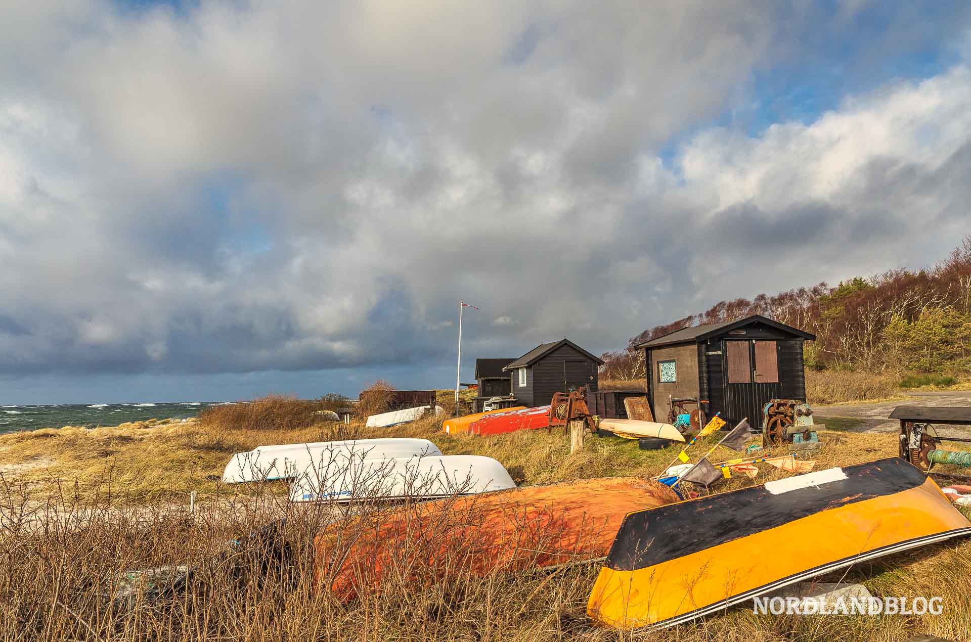 Die Bootshäuser am Strand von Muleby auf Bornholm 