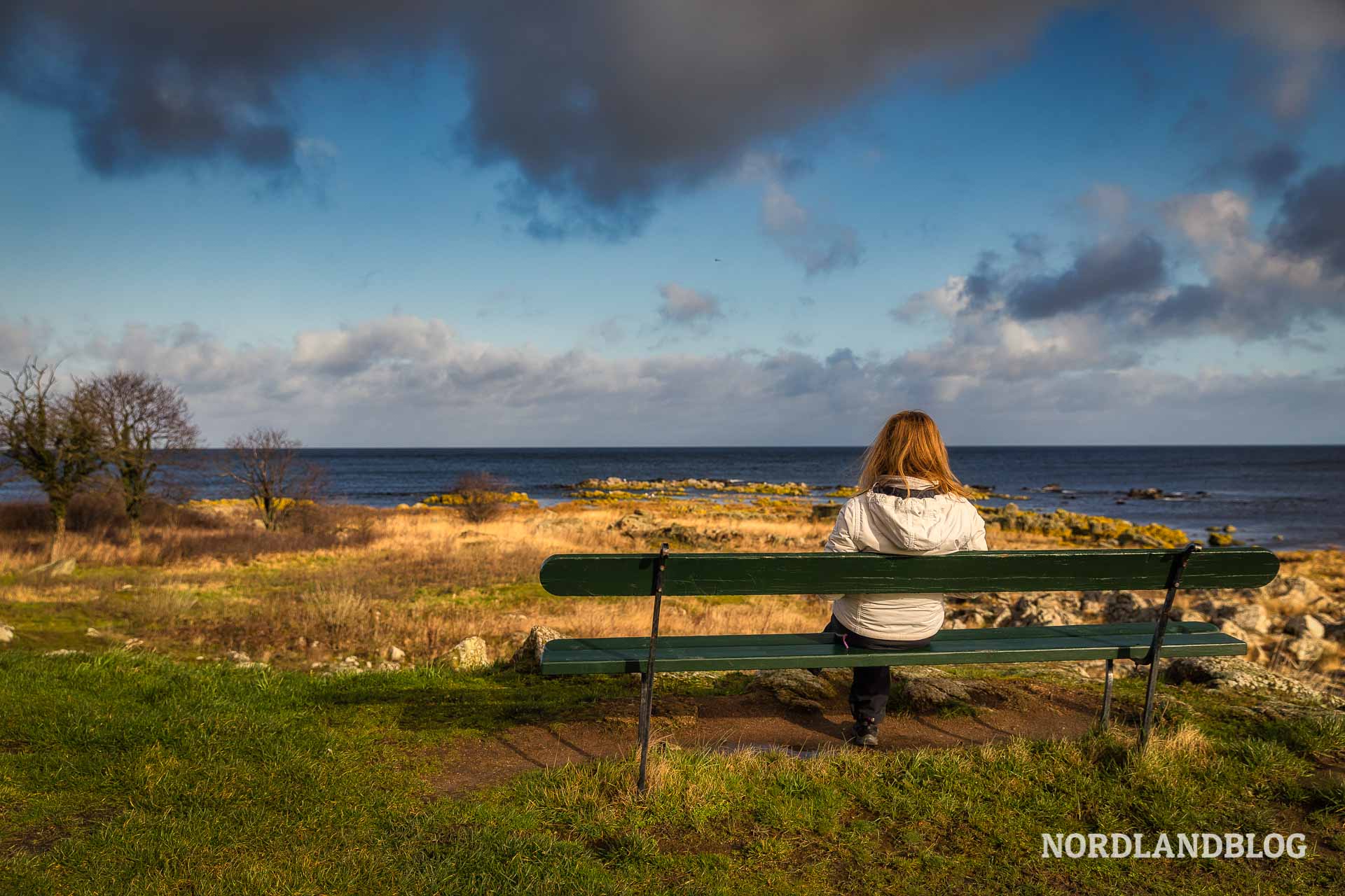 Conny auf einer Bank am Meer auf Bornholm (Dänemark)