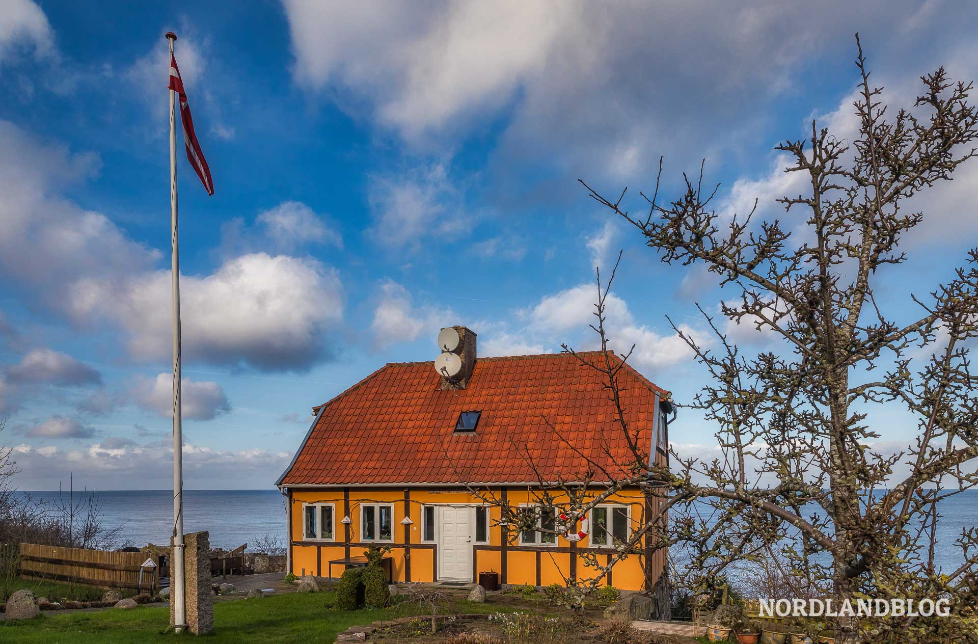 Einsames haus über der Ostsee bei Haralds Havn auf Bornholm