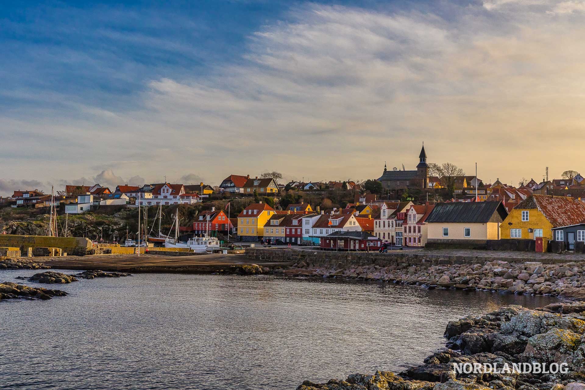 Die Hafenstadt Gudhjem auf der dänischen Ostseeinsel Bornholm