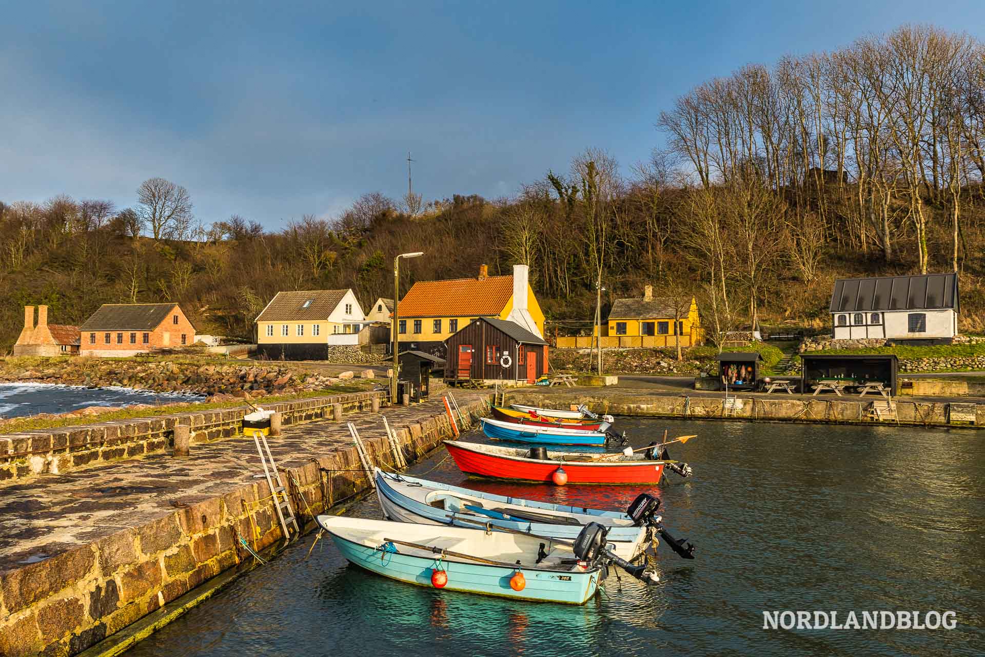 Die alten Häuser under Hafen von Helligpeder auf Bornholm / Dänemark