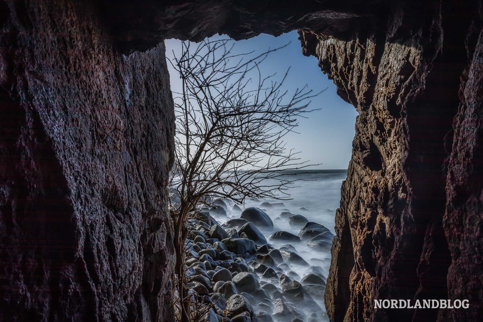 Blick aus einer der Grotten von Jons Kapel auf der Insel Bornholm in der Ostsee