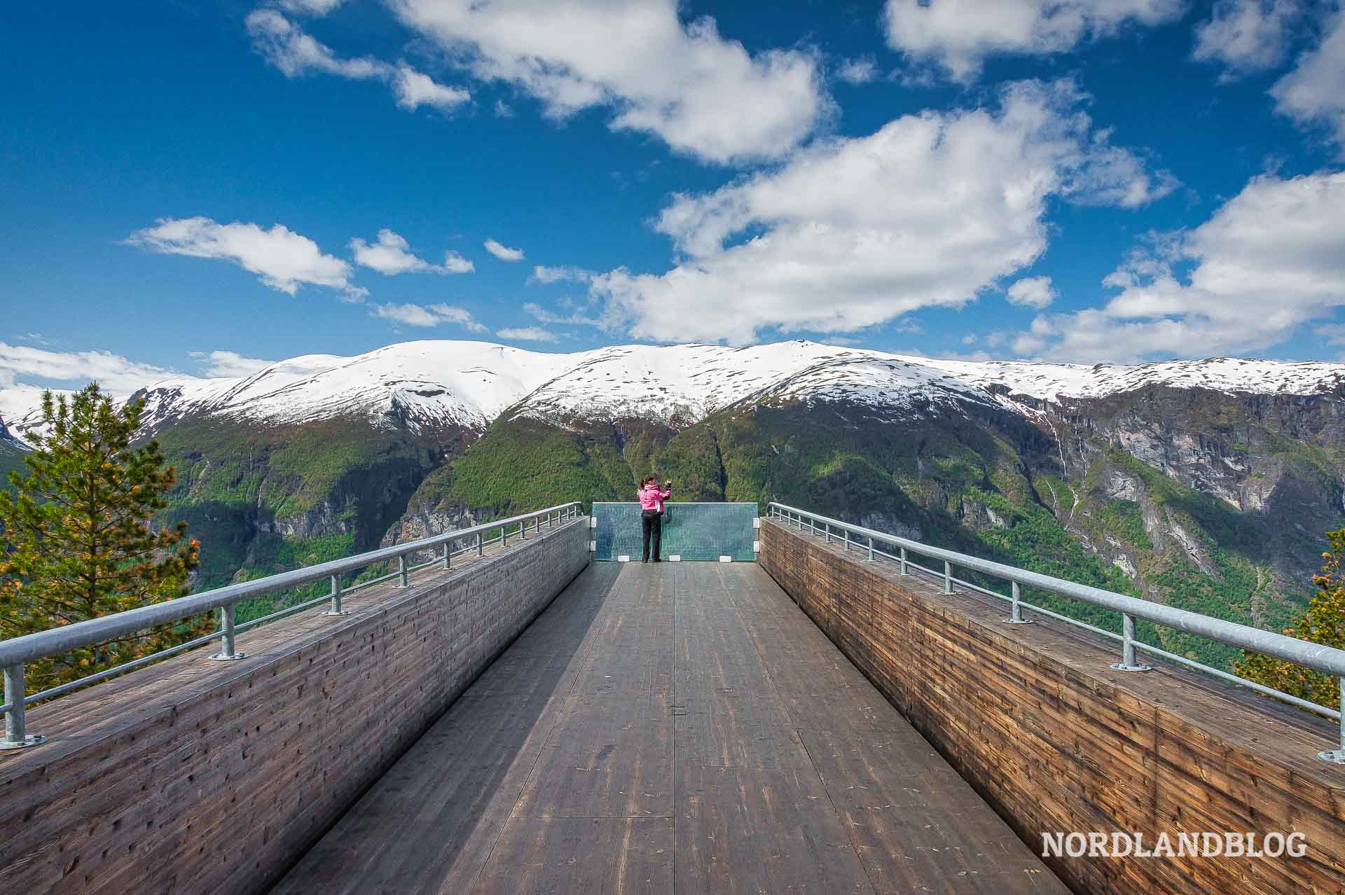 Der Steg über dem Aurlandsfjorden am Aussichtspunkt Stegastein in Norwegen