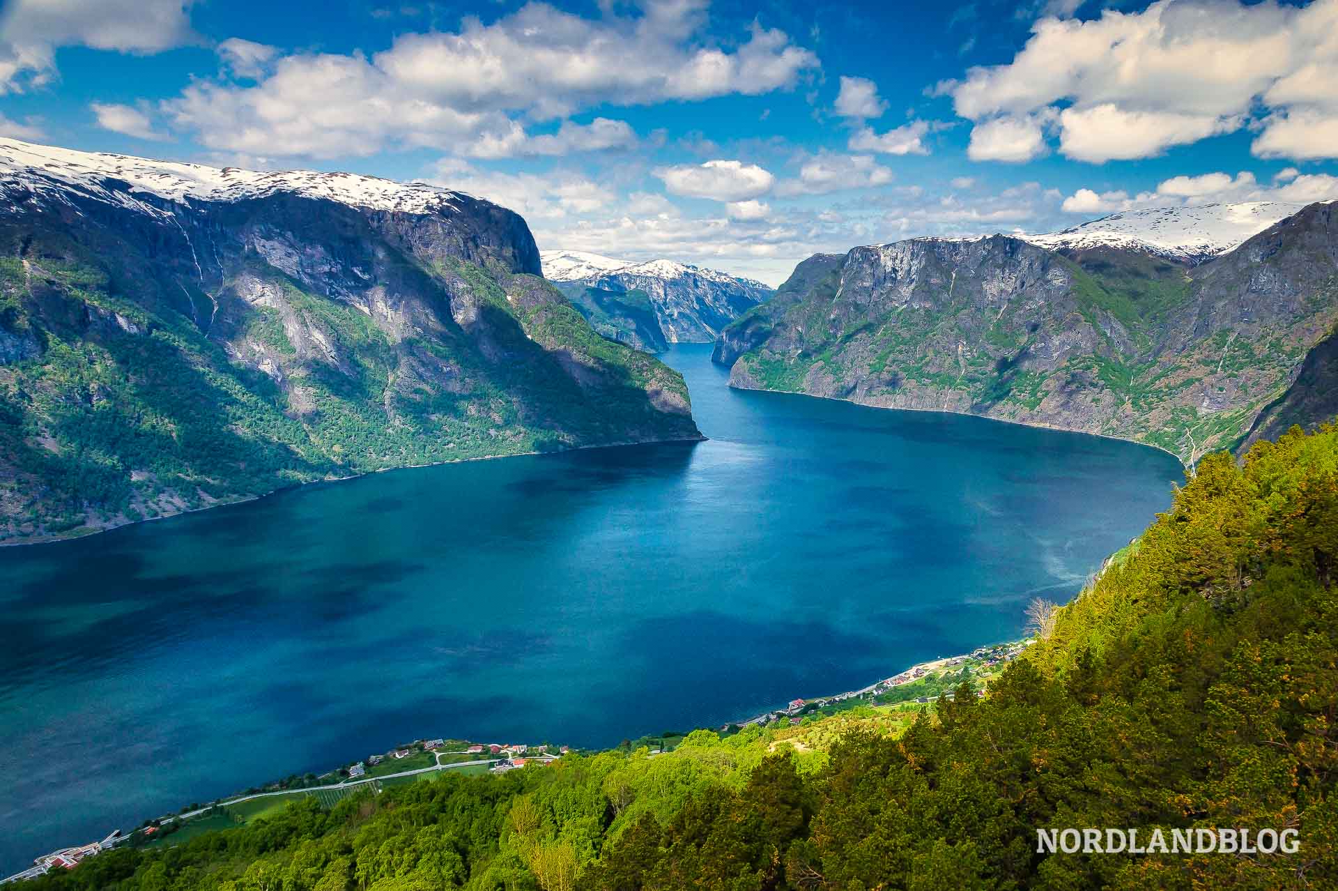 Blick über den Aurlandsfjorden in Fjordnorwegen vom Aussichtspunkt Stegastein