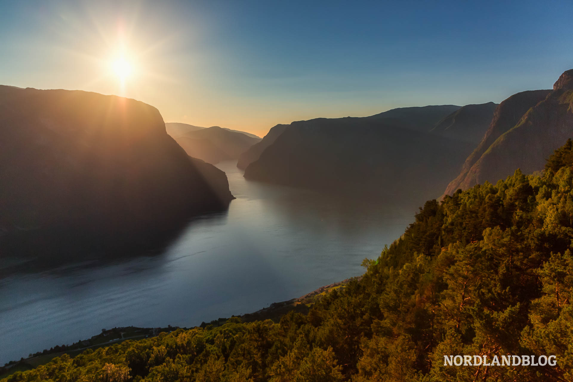 Sonnenuntergang über dem Aurlandsfjorden in Norwegen (Nordlandblog)