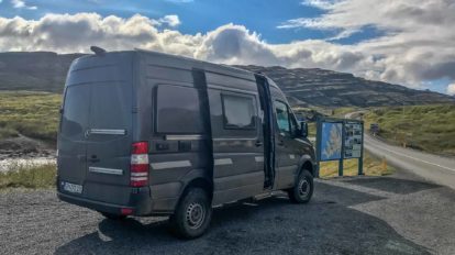 Campingplatz und Stellplatz am Meer in Flokalundur an den Westfjorden in Island