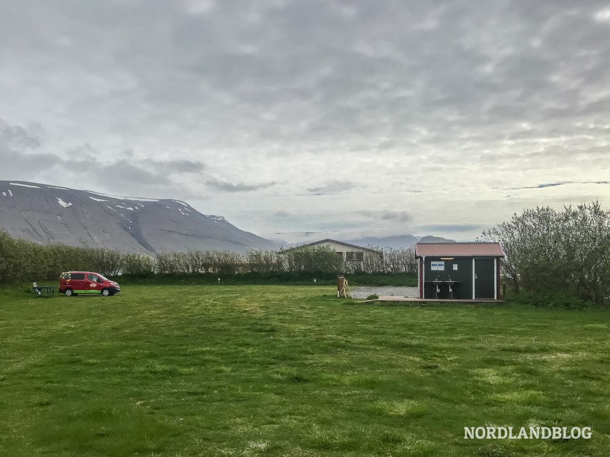 Großzügige Anlage - der Campingplatz in Pingeyri an den isländischen Westfjorden