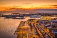 Titelbild Anreise nach Finnland - Panorama von Helsinki am Abend (Drohne - Nordlandblog)