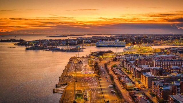 Titelbild Anreise nach Finnland - Panorama von Helsinki am Abend (Drohne - Nordlandblog)