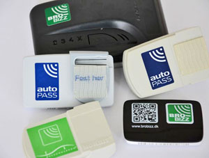 Die verschiedenen Transponder von AutoPass, BroBizz und BroPas auf einem Bild