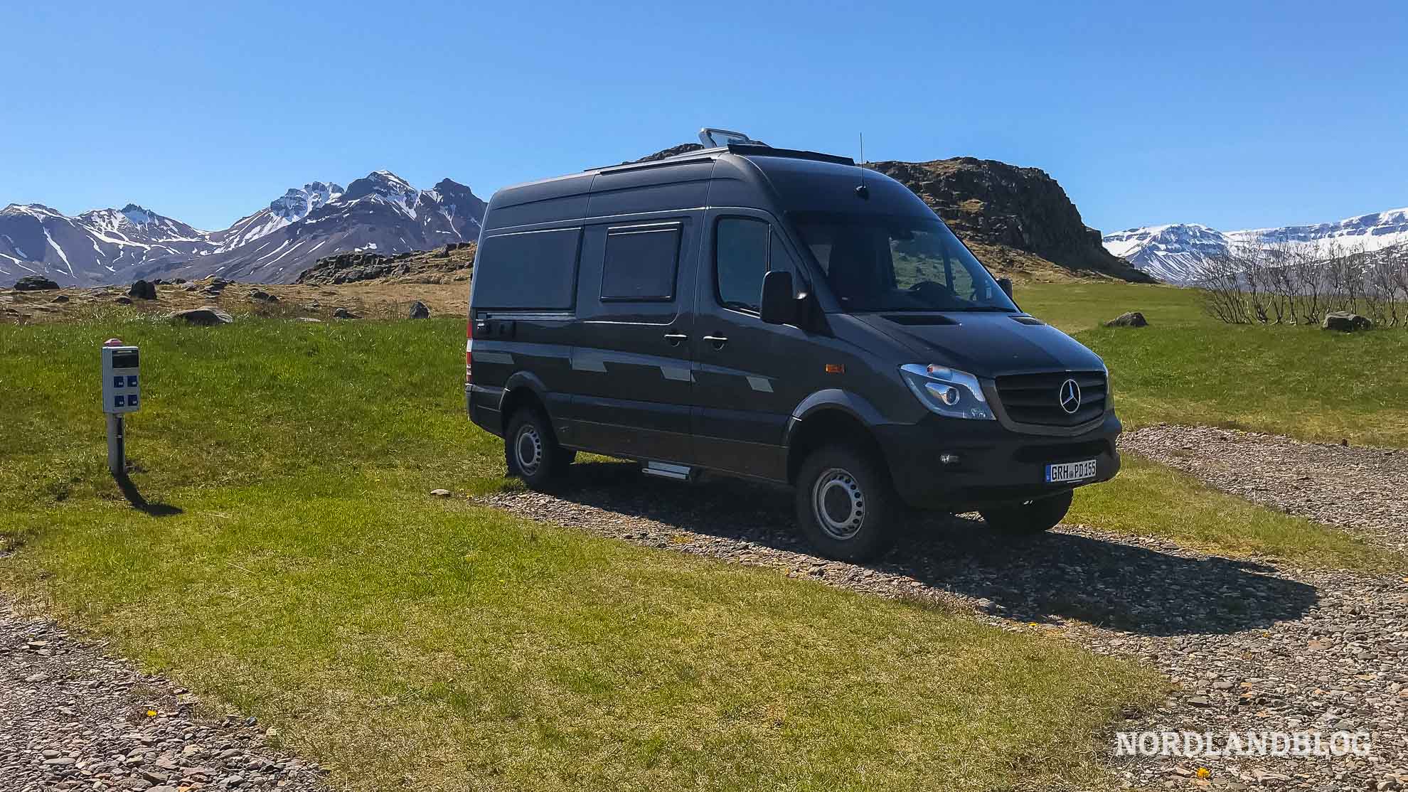 Unser Kastenwagen auf dem Campingplatz und Stellplatz für Wohnmobil in Borgarfjörður in Island (Nordlandblog)