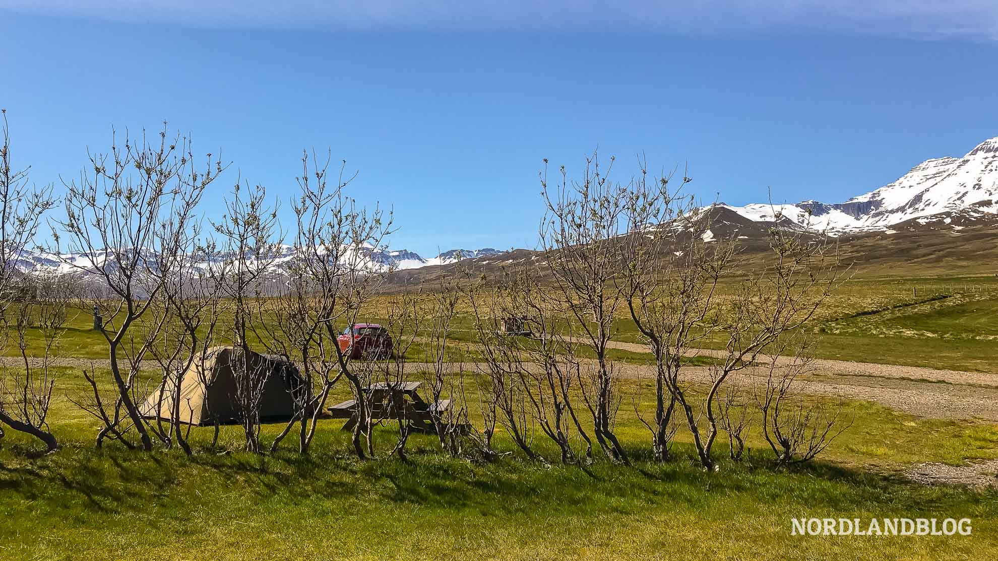 Zelte auf dem Campingplatz und Stellplatz für Wohnmobil in Borgarfjörður in Island (Nordlandblog)
