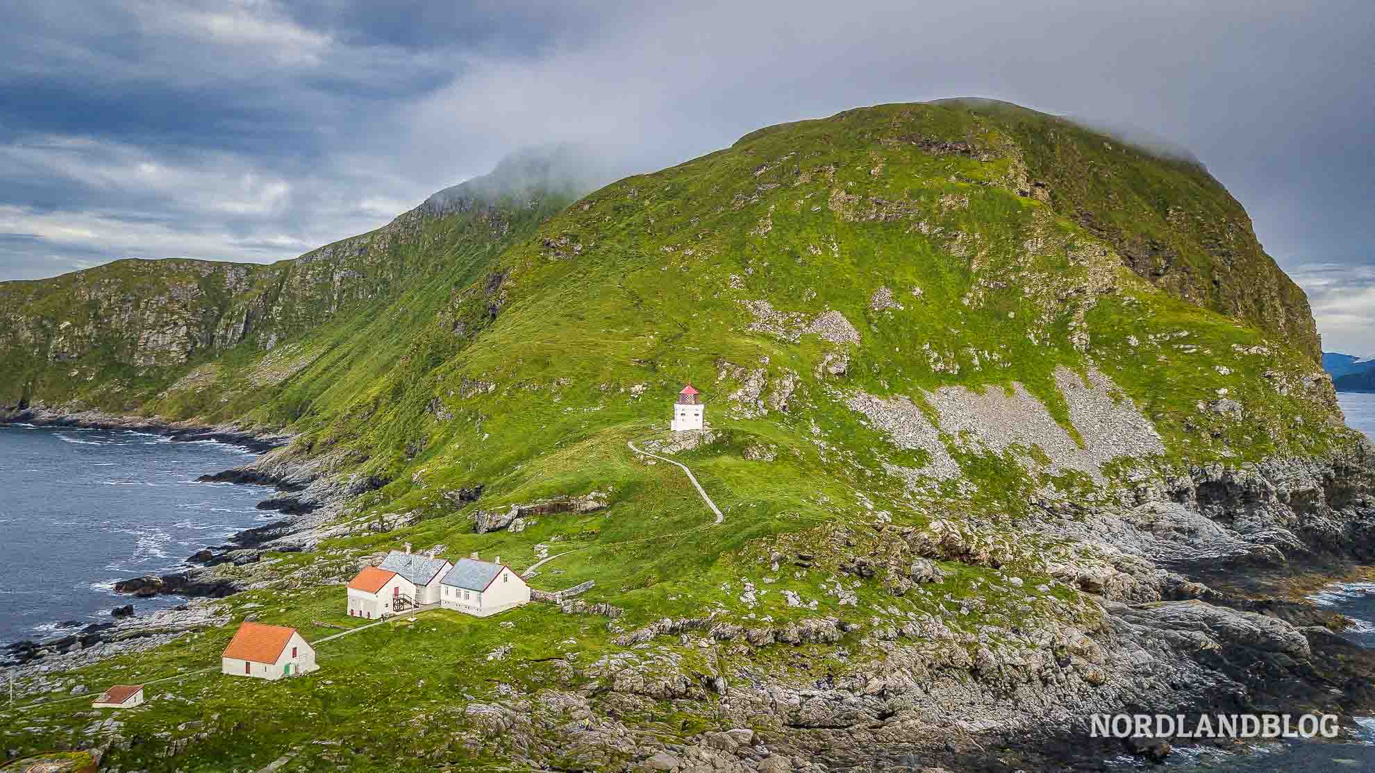 Drohnenaufnahme Leuchtturm Vogelinsel Runde DNT-Hütte (Nordlandblog)