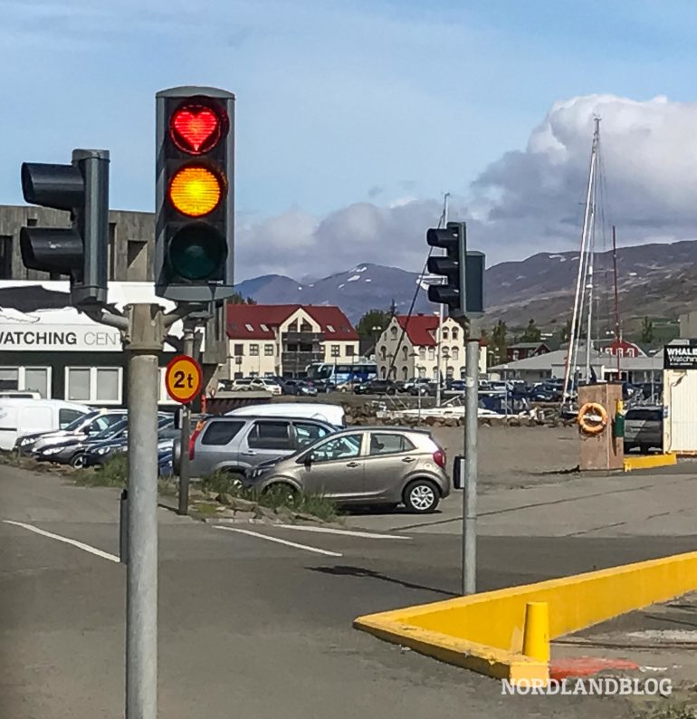 Ampel in Akureyri Nordisland Kastenwagen Rundreise Island Nordlandblog