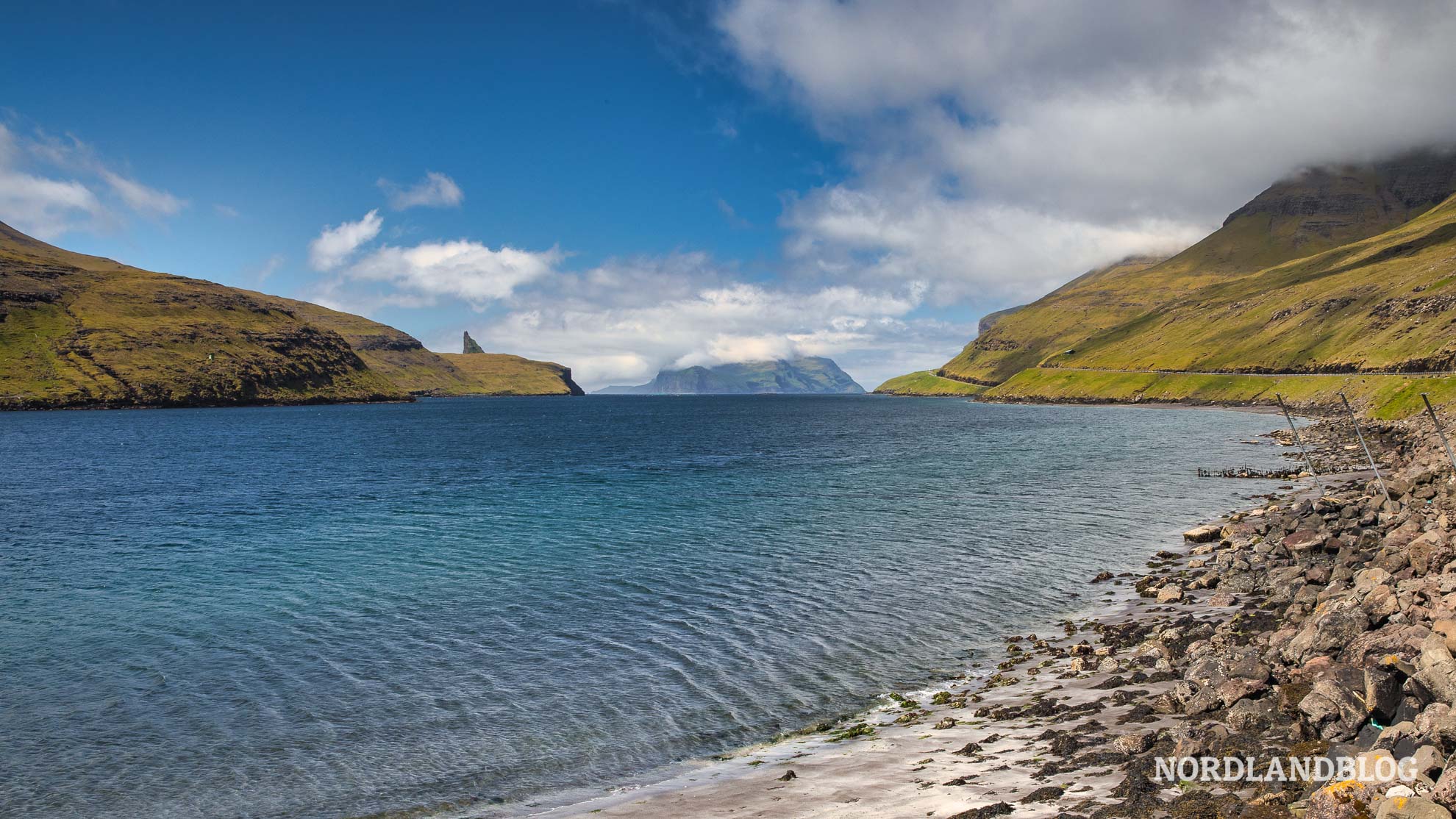 Auf-der-Strasse-45-am-Sørvágsfjørður-auf-den-Färöer-Inseln-Nordlandblog