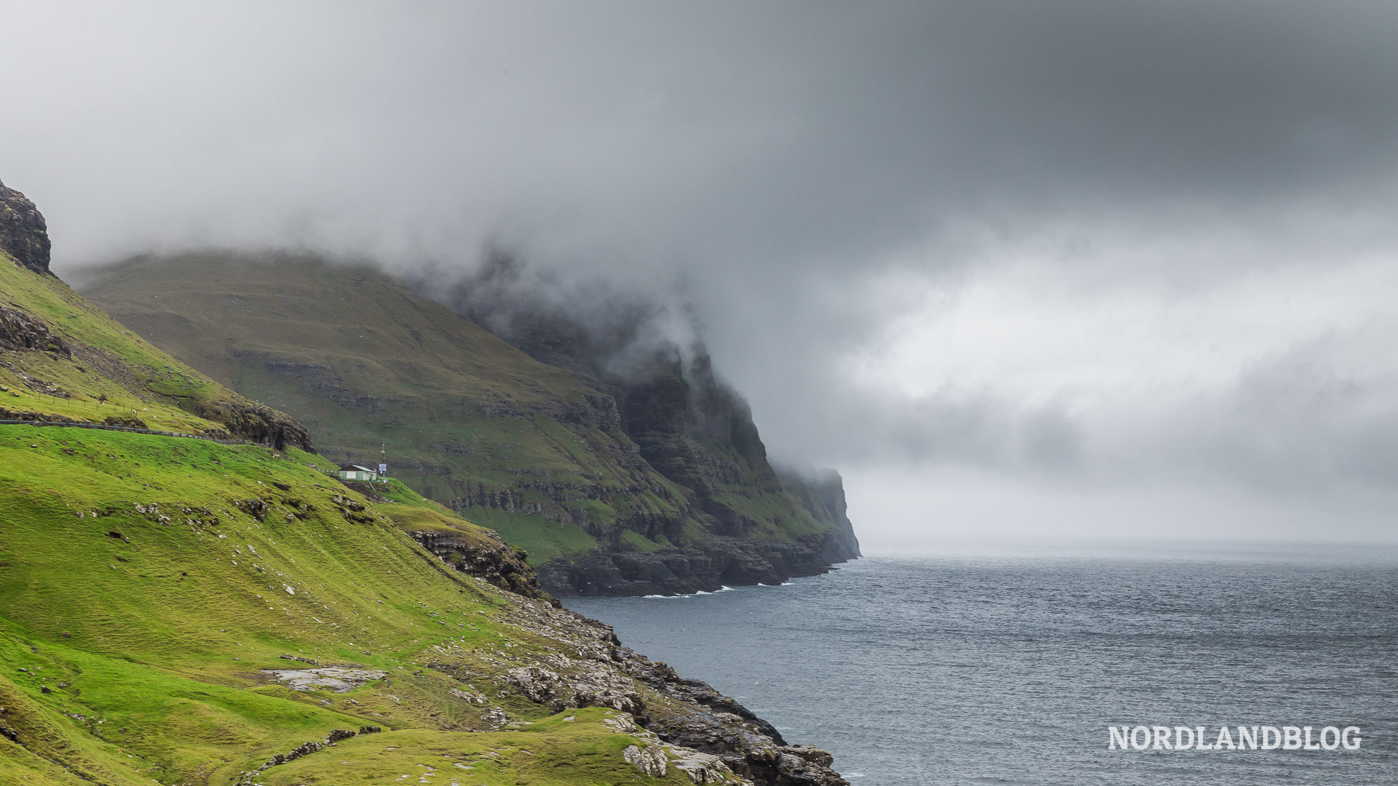Kurzer Halt auf der Straße nach Tjørnuvík mit unserem Wohnmobil auf den Färöer Inseln
