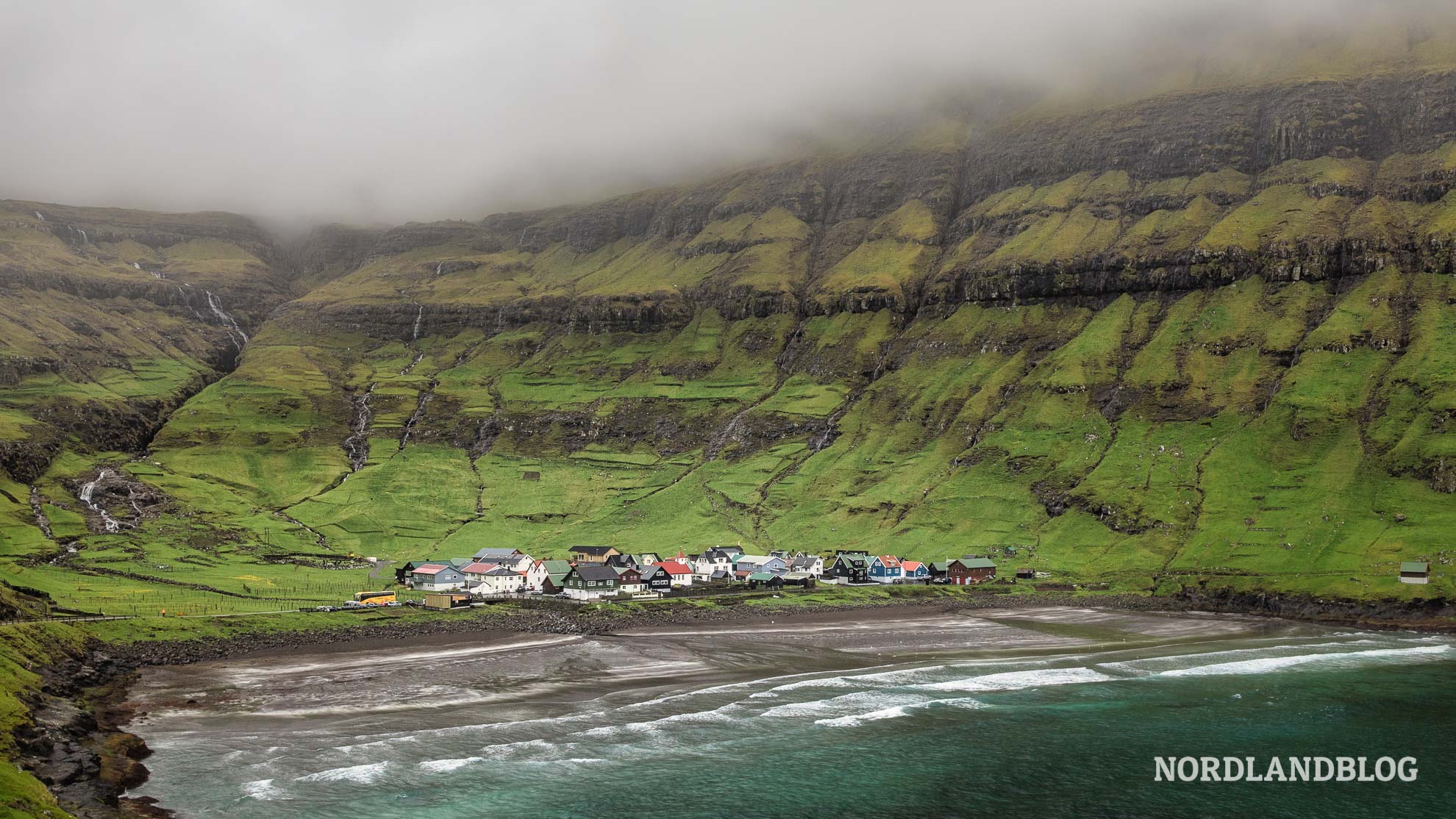 Blick auf Tjørnuvík mit dem gewaltigen Sandstrand in der malerischen Bucht auf den Färöer Inseln