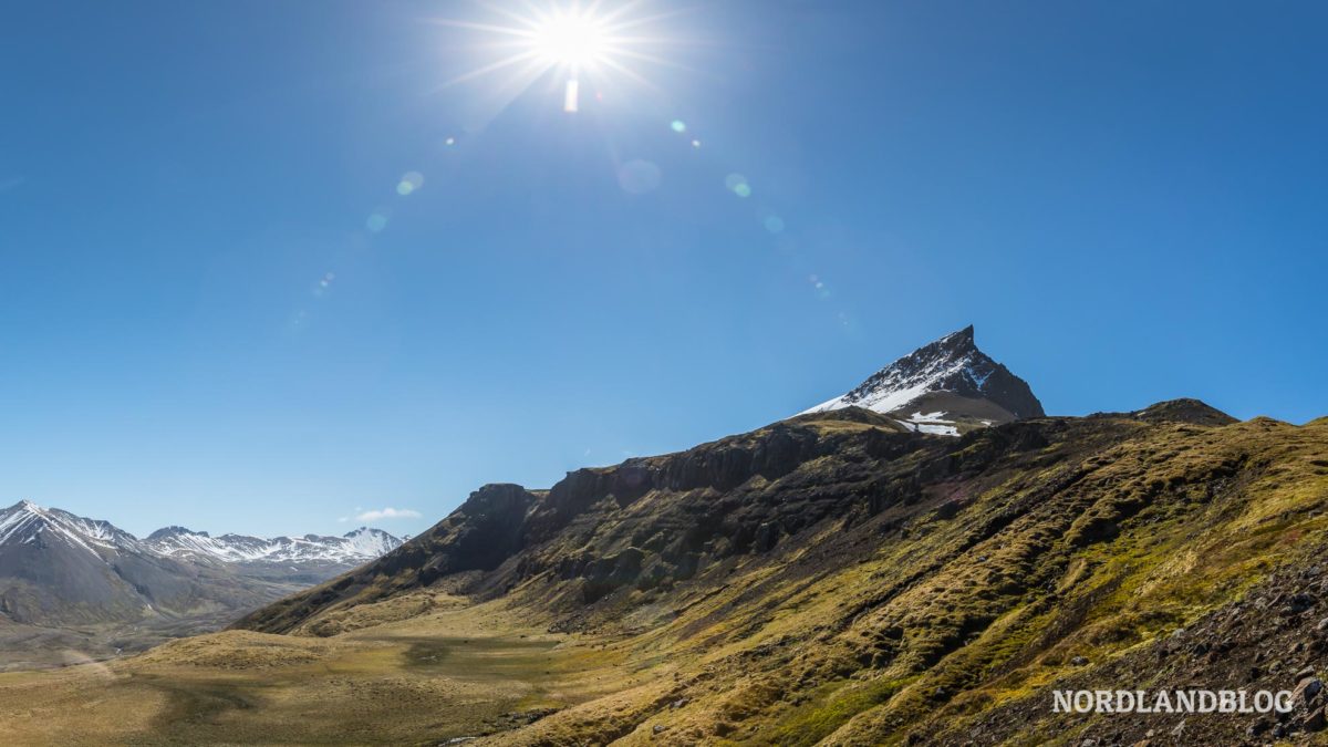 Blick-in-das-Tal-oberhalb-der-Bucht-Brunavik-in-Borgarfjordur-Ostisland