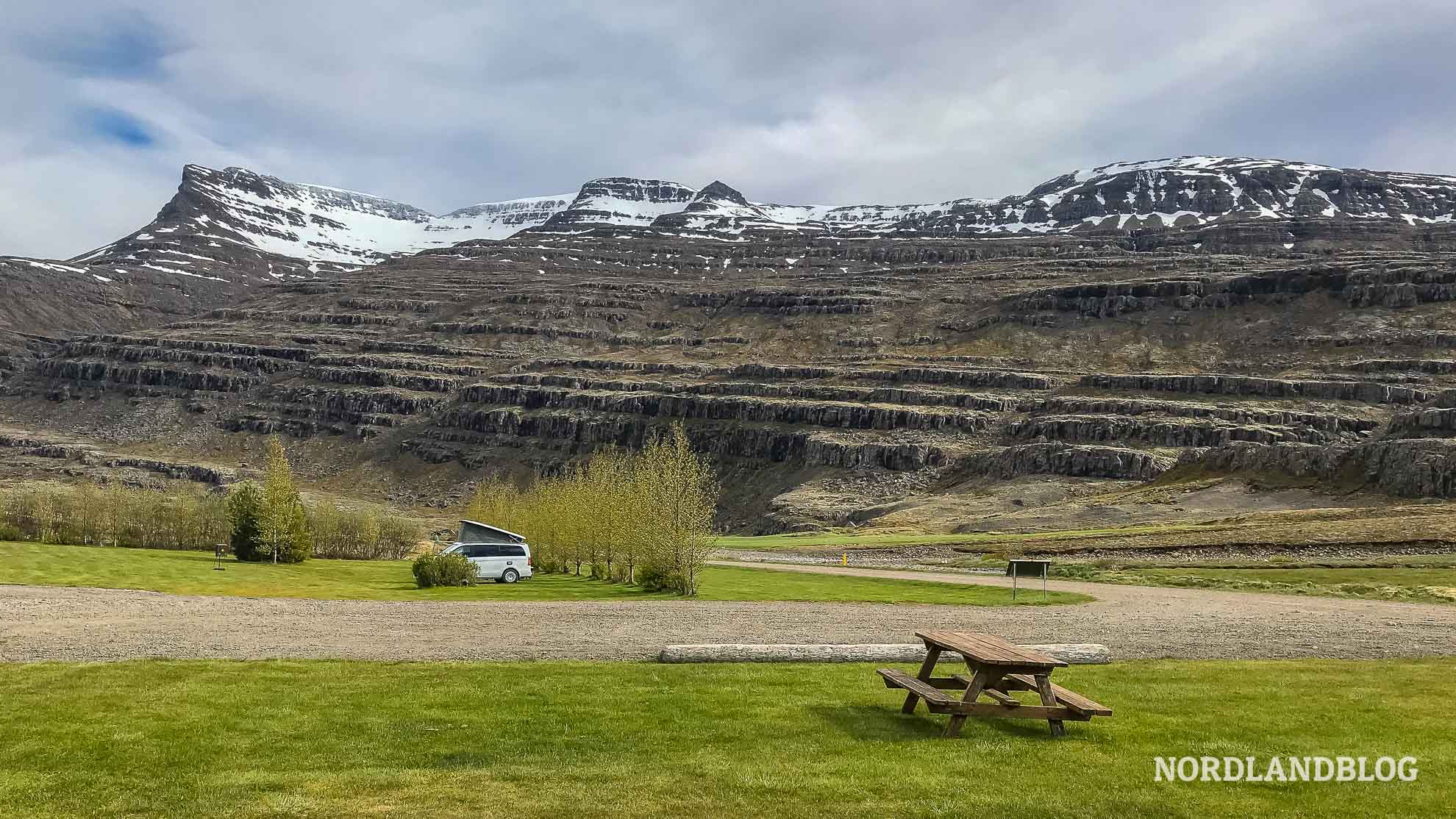 Blick über den Stellplatz und Campingplatz Fossardalur Ostfjorde (Island) Nordlandblog