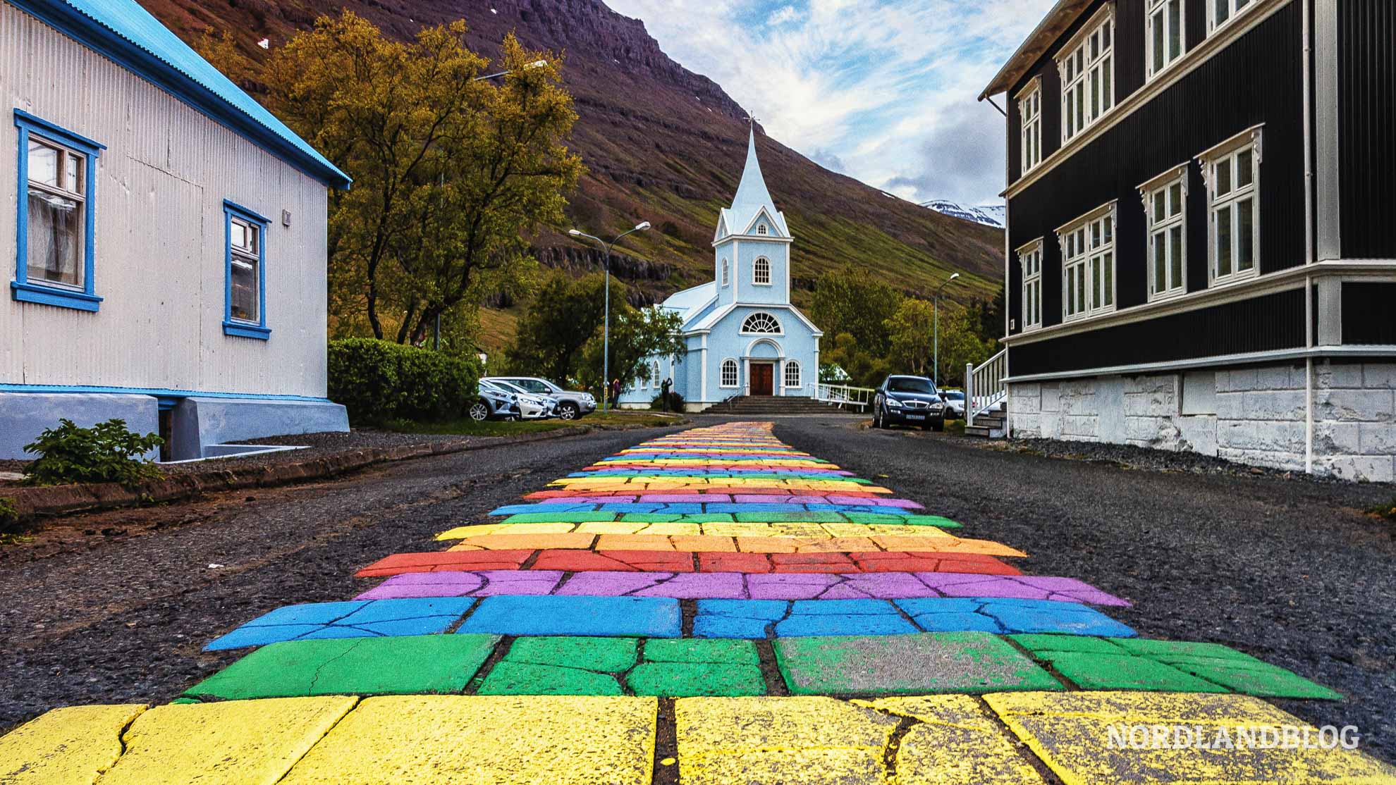 Bunte Straße im Fährhafen Seyðisfjörður (Island) Nordlandblog