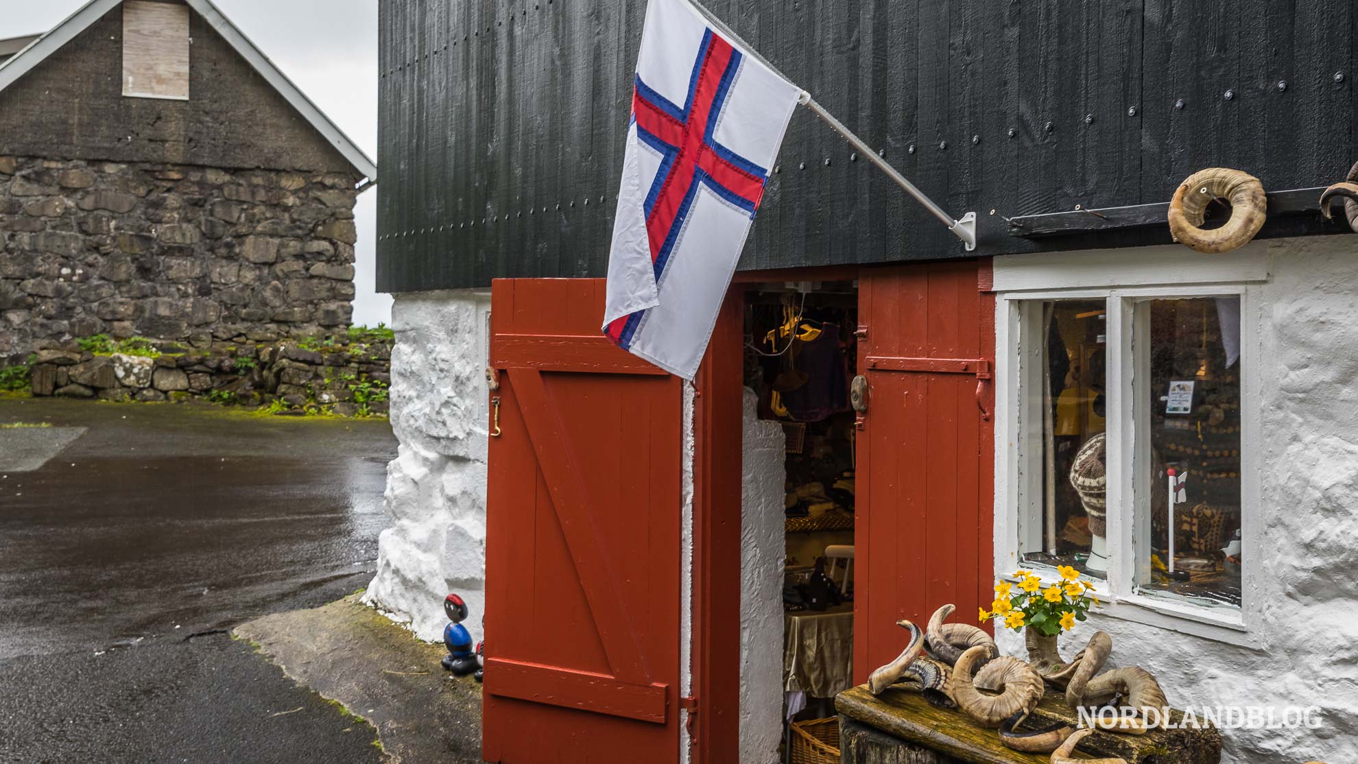 Café und Souvenirladen in Tjørnuvík auf unserer Tour mit dem Kastenwagen über die Färöer Inseln