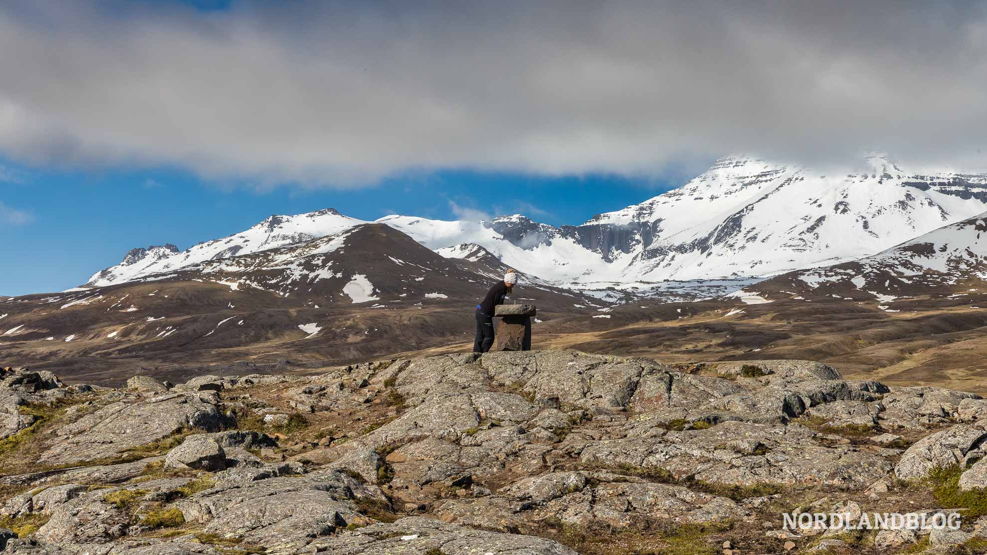 Conny auf dem Berg der Elfen Álfaborg in Island (Nordlandblog)