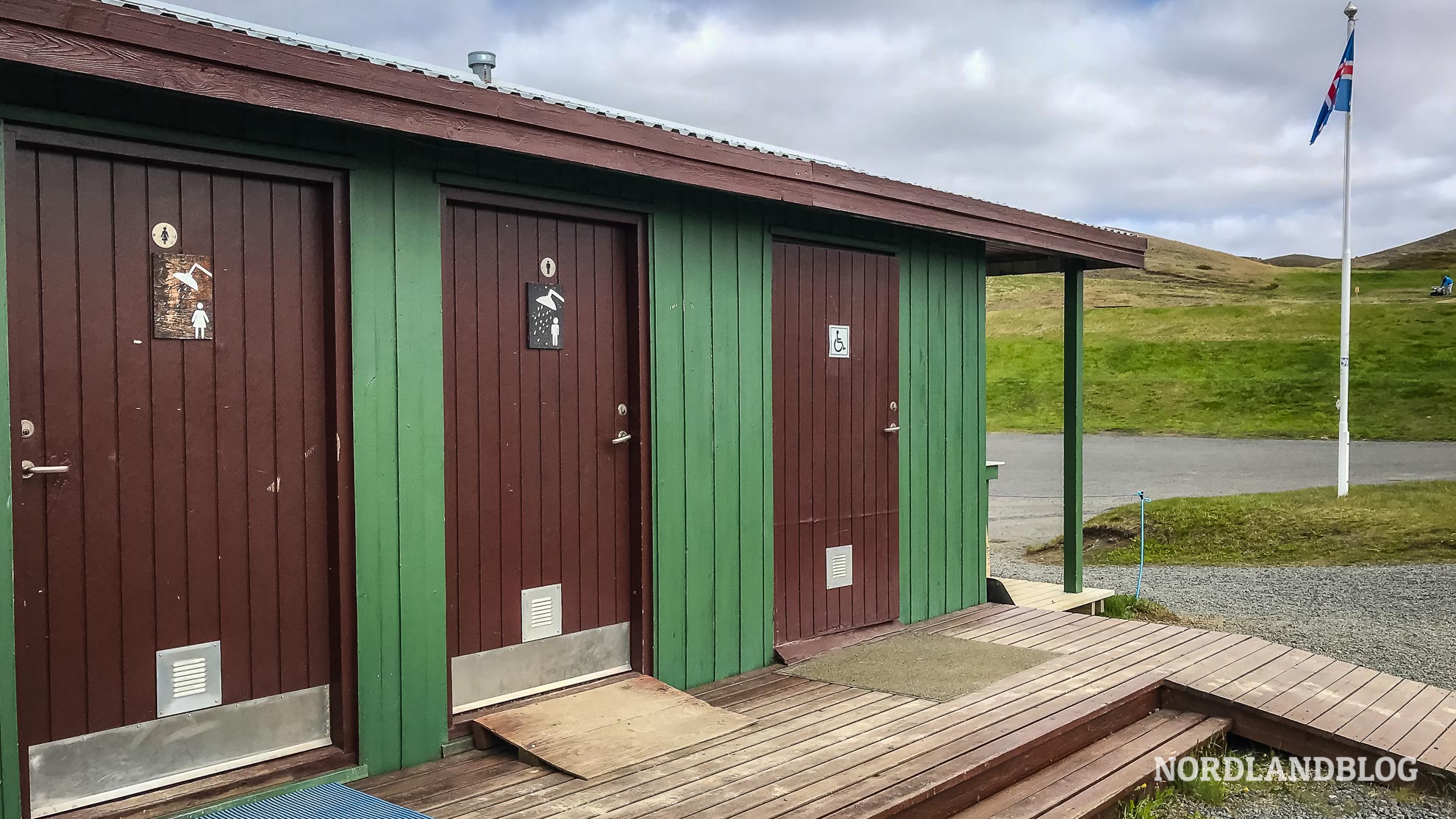 Duschen und Toiletten auf dem Campingplatz Hlíd Cottages in Reykjahlíð am Myvatn (Island) Nordlandblog