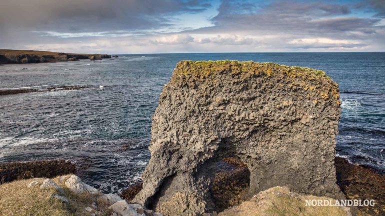 Felsentor an der Küste von Raudanes im Nordosten von Island (Nordlandblog)