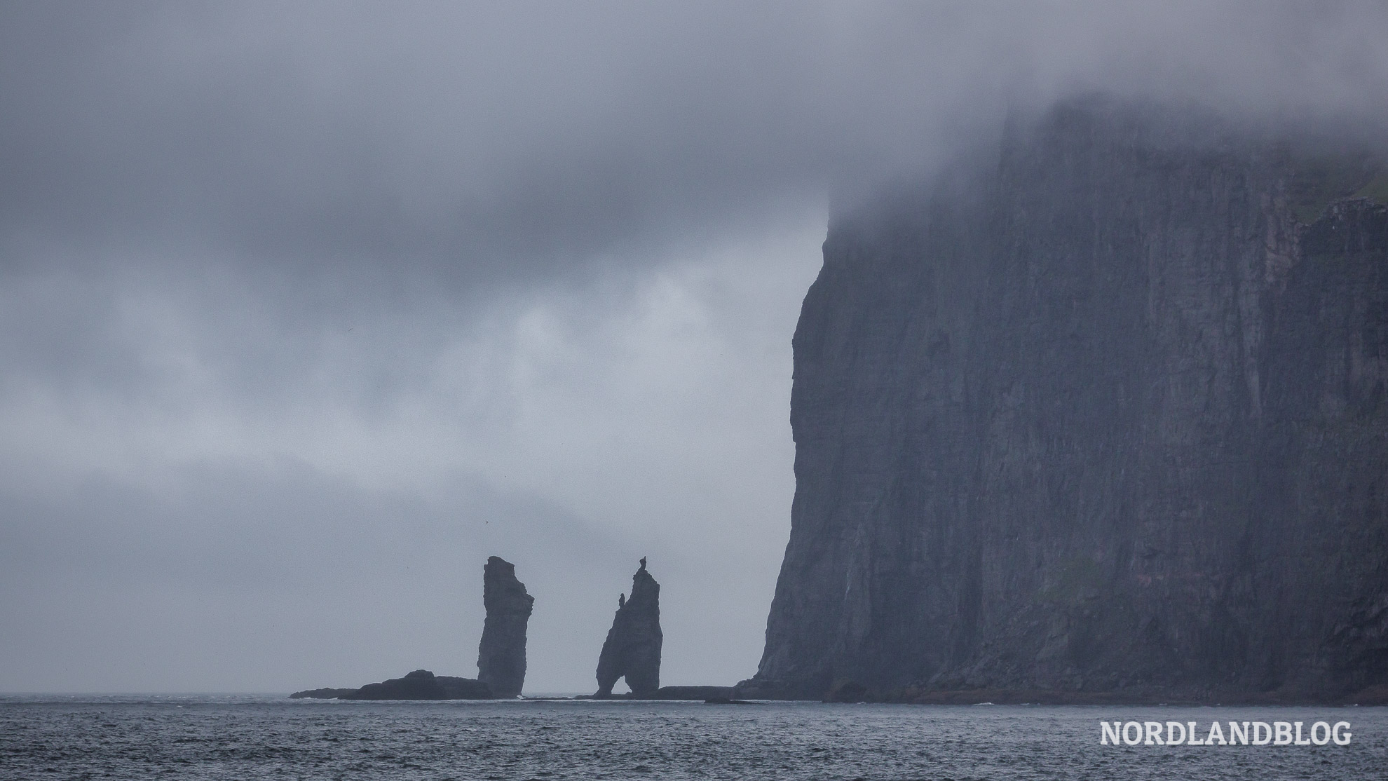 Risin og Kellingin - die markanten Felsen im Meer vor Tjørnuvík auf den Färöer Inseln