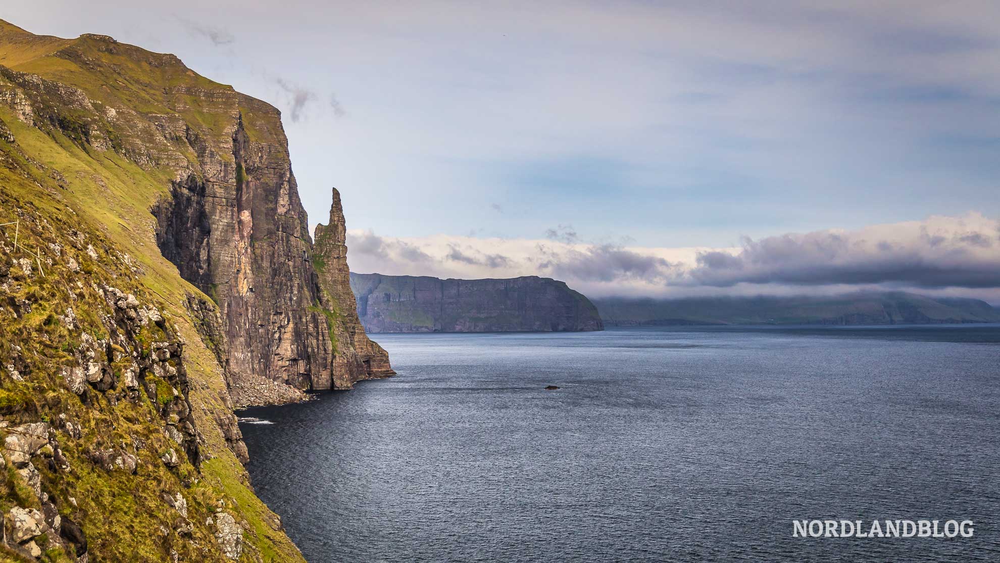 Mit dem Wohnmobil die Färöer Inseln entdecken: 311 Meter ragt der Monolith Trøllkonufingur aus dem Nordatlantik