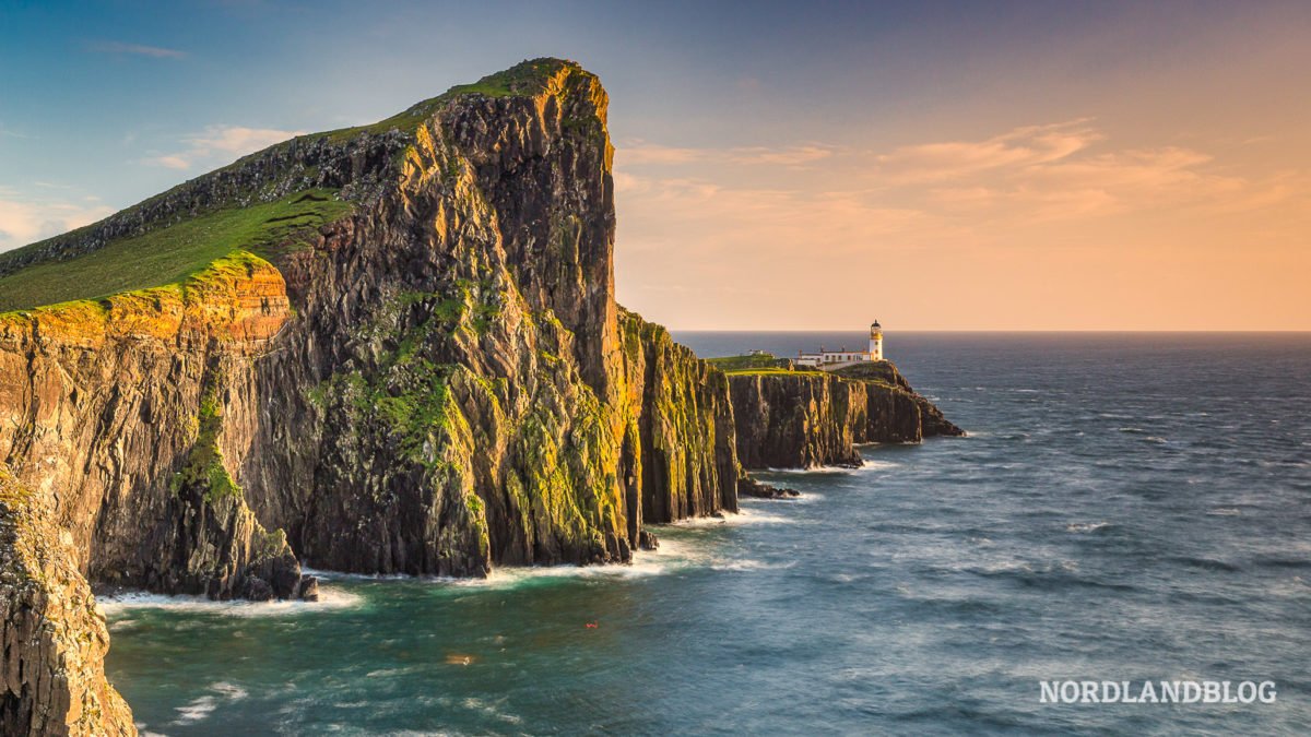 Leuchtturm Neist Point Lighthouse auf der Isle of Skye im Abendlicht