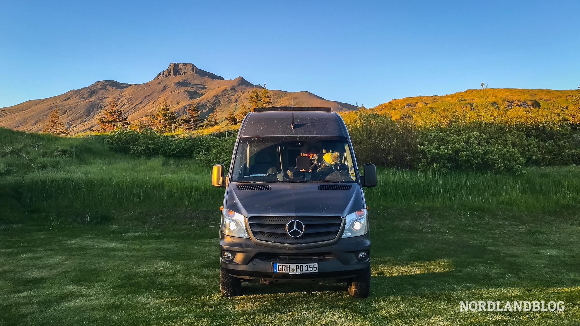 Kastenwagen-auf-dem-Campingplatz-Skagaströnd-Campsite-Nordisland-Nordlandblog