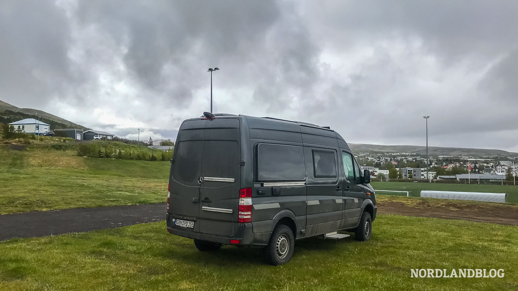 Kastenwagen auf dem Campingplatz - Stellplatz Wohnmobil Húsavík Campground (Island) Nordlandblog