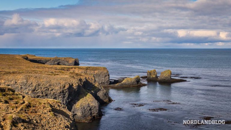 Klippenlandschaft an der Küste von Raudanes im Nordosten von Island (Nordlandblog)